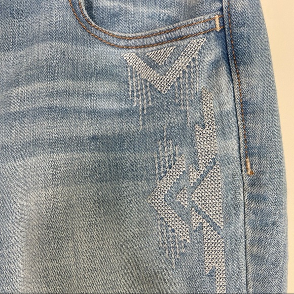 American Eagle Light Wash Embroidery Jeggings - Picture 5 of 9